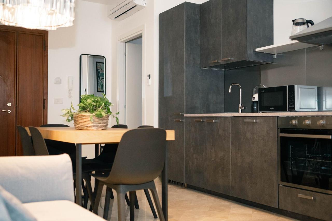 Black Marble - Design Apartment Бари Экстерьер фото
