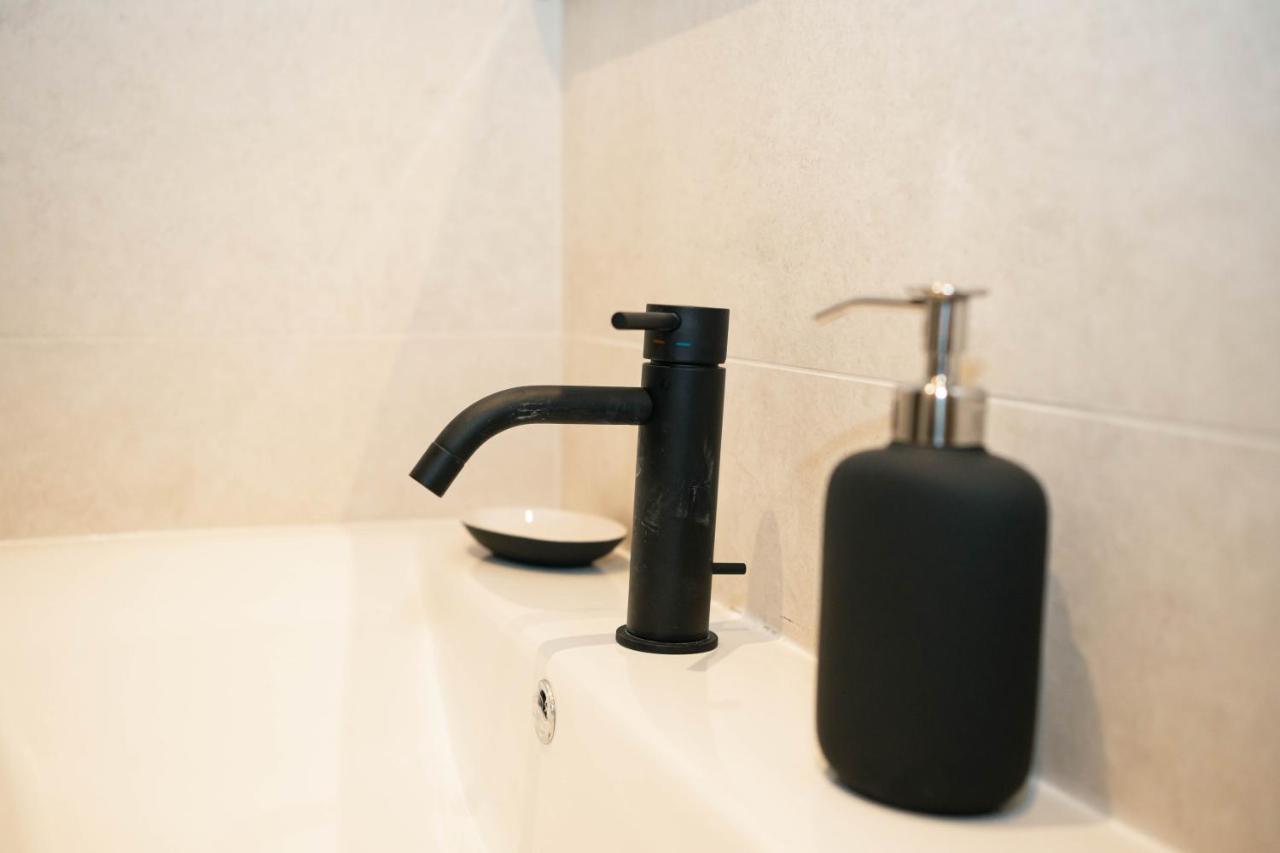 Black Marble - Design Apartment Бари Экстерьер фото